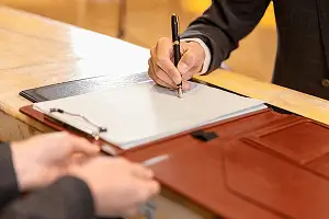 干爹在法律上算什么